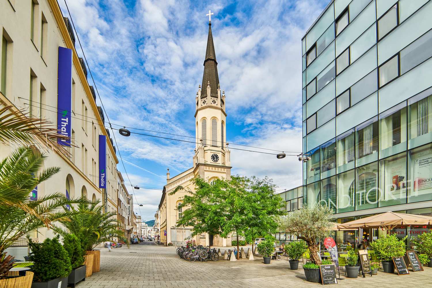 Live aus der Pfarrkirche Martin-Luther-Kirche in Linz:: 'Evangelischer Gottesdienst', '?Es lohnt sich!'.' Mit der Gemeinde feiern Pfarrer Wolfgang Ernst und Team.In der Gemeinde der Linzer Martin-Luther-Kirche gibt es viele, die sich in besonderen I