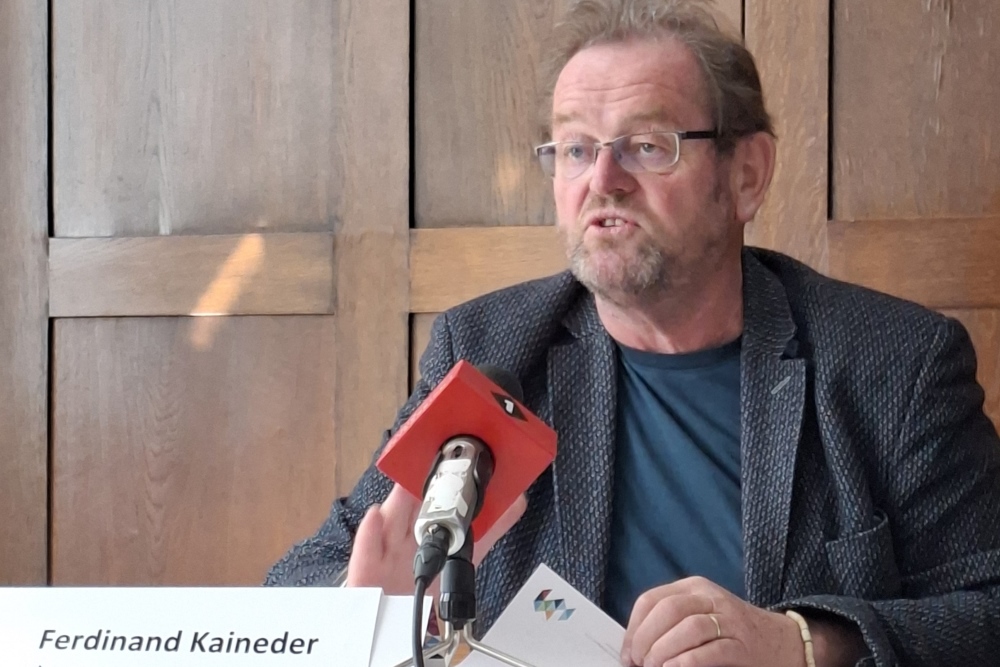 Präsident der Katholischen Aktion Österreich bei einer Pressekonferenz im Porträt